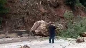 Burdur’da yola düşen dev kayalar, ulaşımı aksattı