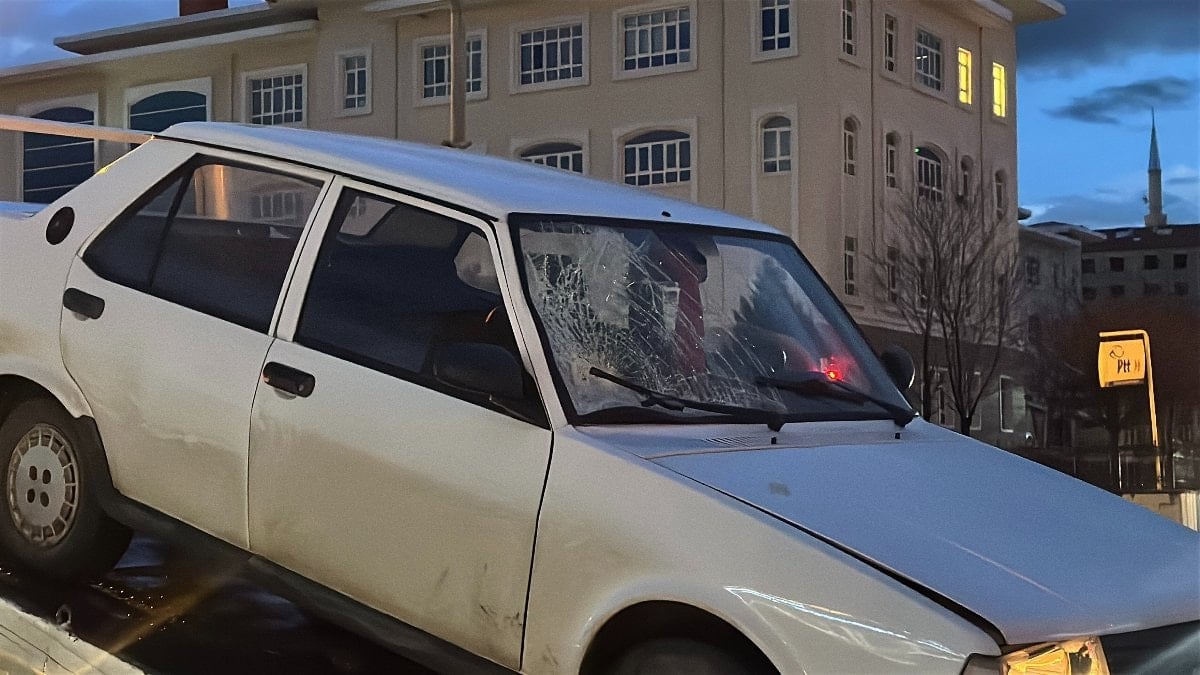 Burdur’da yolun karşısına geçen kadına otomobil çarptı: Kaza anı kameraya yansıdı