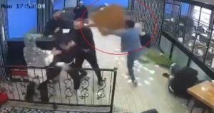 Bursa’da kafeyi savaş alanına çevirdiler: Masalar sandalyeler havada uçtu