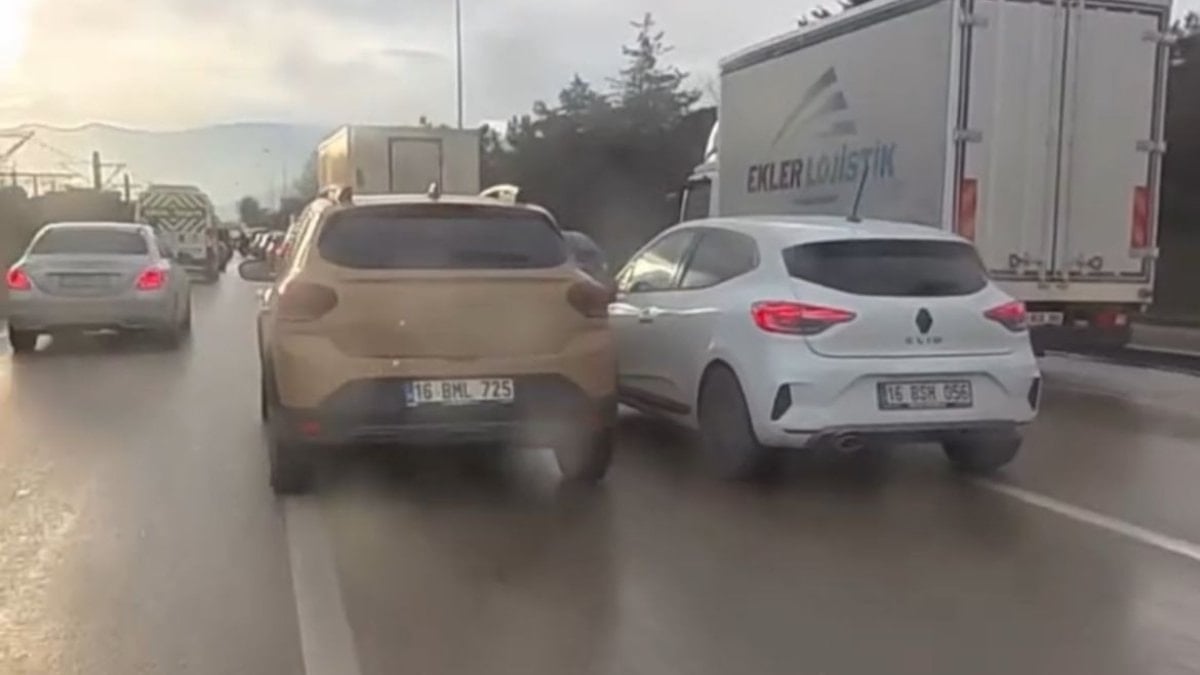 Bursa’da sürücülerin şerit kavgası