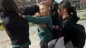 Çanakkale’de iki kız öğrenci birbirine girdi: Akran zorbalığı kamerada