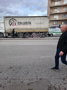 Çankaya’da TIR Kazası: 76 Yaşındaki Kadın Hayatını Kaybetti