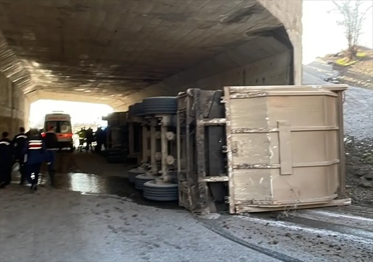 Çankırı’da Tır Devrildi, 4 Yaralı