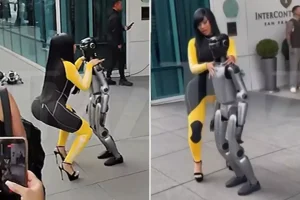 Cardi B rapçi rezil oldu! Robotla yaptığı dans kötü bitti