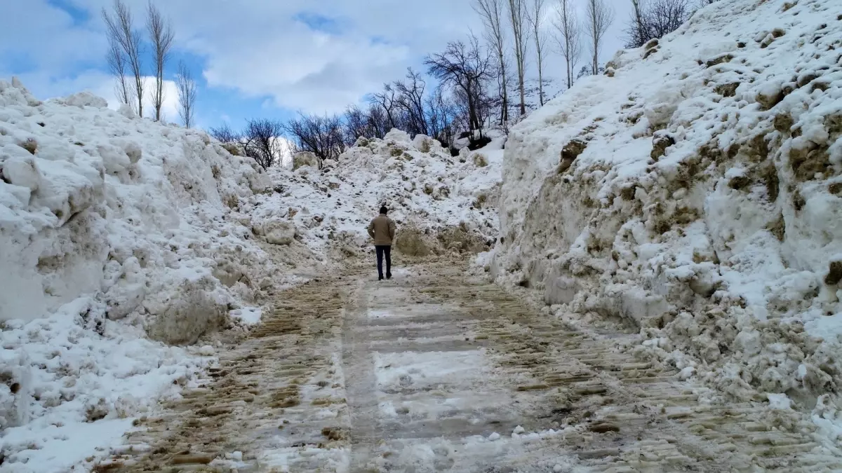 Çatak’ta Çığ Sonrası Yol 9 Günlük Çalışmayla Açıldı