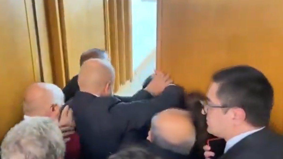 CHP Grup Toplantısı öncesi yer kapma izdihamı