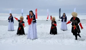 Çıldır Gölü’nde 2’nci Buz Şenliği Renkli Görüntülere Ev Sahipliği Yaptı