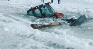 Çıldır Gölü’nde “Buz” Operasyonu: Suya gömülen traktör kurtarıldı