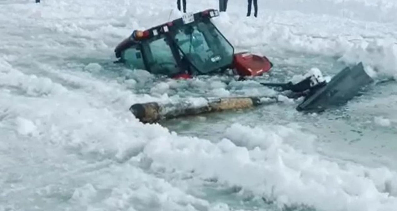 Çıldır Gölü’nde “Buz” Operasyonu: Suya gömülen traktör kurtarıldı