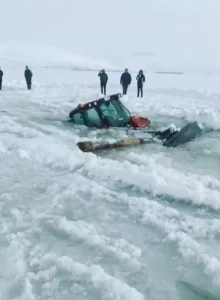 Çıldır Gölü’nde Traktör Suya Gömerken Kurtuldu