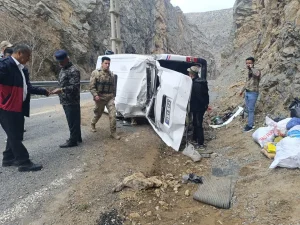 Çukurca’da Minibüs Kazası: 4 Yaralı