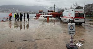 Denizde hareketsiz duruyordu… Limana yanaşan geminin mürettebatı fark etti