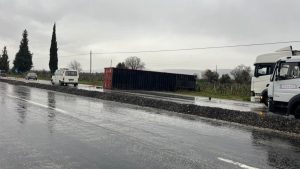 Denizli’de kaygan yol, tır kazasına neden oldu