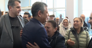 Deprem bölgesinde duygusal anlar: Vatandaş Özgür Özel’e sarılıp ağladı