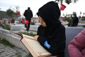 Depremde Kayıplar Anısına Mezarlık Ziyareti