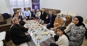 Depremzedenin iftar sofrasında parti propagandası