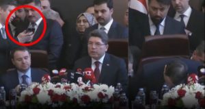 Devir teslim töreninde koltuk krizi