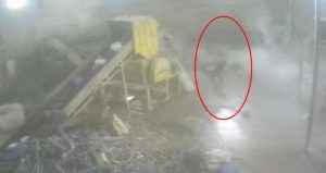 Devrilen 20 tonluk su varilinin altında kalmaktan son anda kurtuldu