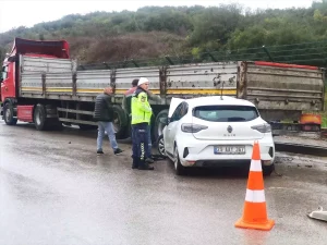 Dilovası’nda otomobil tıra çarptı: 1 yaralı