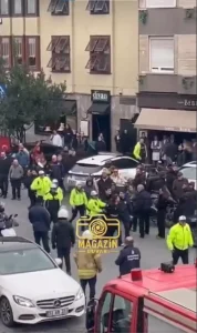 Direksiyonda dans etti, gözaltına alınırken ortalığı karıştırdı