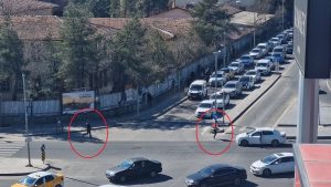 Diyarbakır’da husumetlisini gören şahıs peş peşe ateş açtı