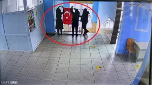 Diyarbakırlı Öğrenci, Katlanmış Türk Bayrağını Sevgiyle Düzeltti