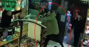 ‘Eksik para üstü verdin’ dedi, market sahibine ne bulduysa fırlattı