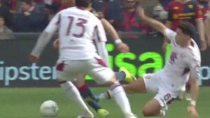 Emirhan İlkhan, direkt kırmızı kart gördü!