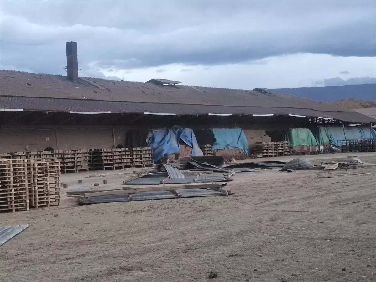 Erbaa’da Rüzgar Fabrika Çatısını Uçurdu