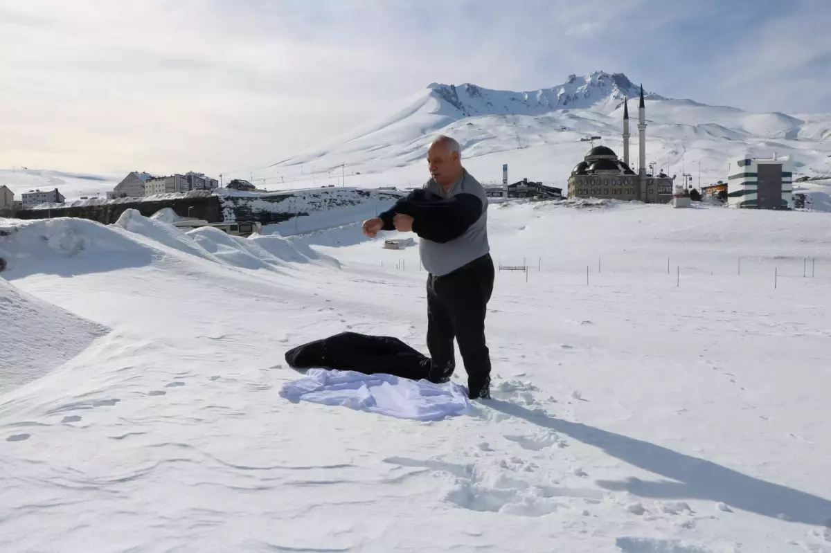 Erciyes’te Kar Banyosu Keyfi