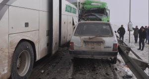 Erzurum’da korkunç kaza: 11 araç birbirine girdi, 20 yaralı