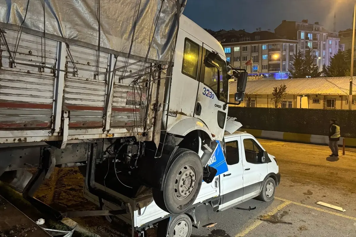 Esenyurt’ta Kamyon Yokuşta Kaydı