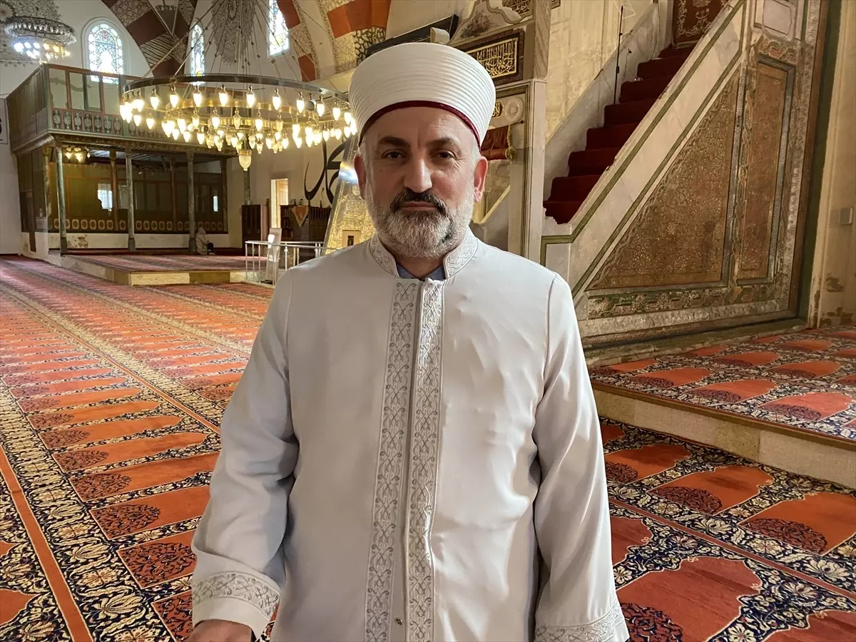 Eski Cami’de Kılıçla Hutbe Geleneği