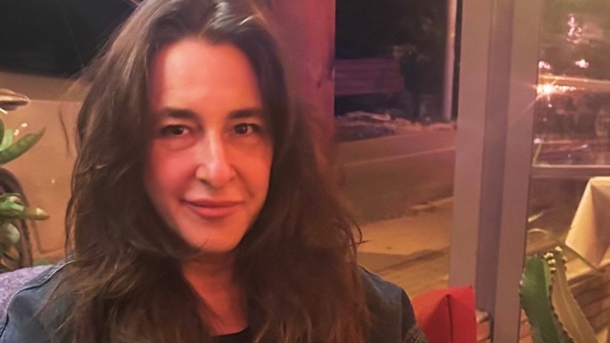 Esra Dermancıoğlu alışverişte! Gözlük denemelerini paylaştı