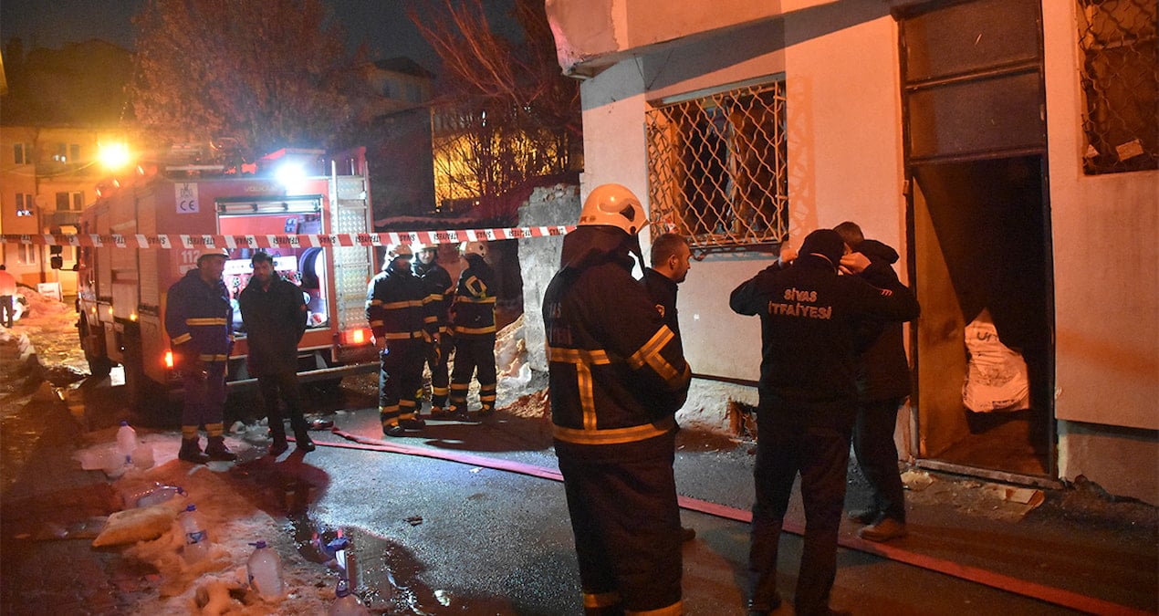 Ev alevlere teslim oldu, 26 kedi öldü