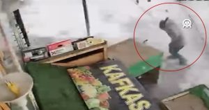 Faciaya ramak kalmıştı: Buz kütlesi yoldan geçen çocuğu teğet geçti