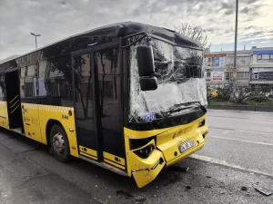 Fatih’te 3 İETT otobüsü çarpıştı