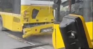 Fatih’te zincirleme İETT kazası: 3 otobüs çarpıştı