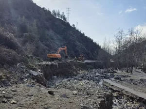 Feke-Saimbeyli Yolu Heyelan Nedeniyle Kapalı