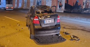 Fezi kaza: Refüje çarpıp takla attı!