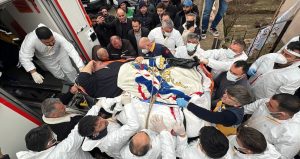 Fil hastası adam 30 kişi tarafından duvarlar kırılarak evinden çıkarıldı