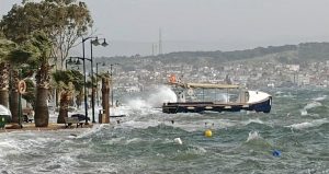 Fırtına denizi taşırdı, sokaklar göle döndü