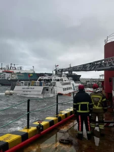 Fırtınada Mahsur Kalan Gemiciler Kurtarıldı