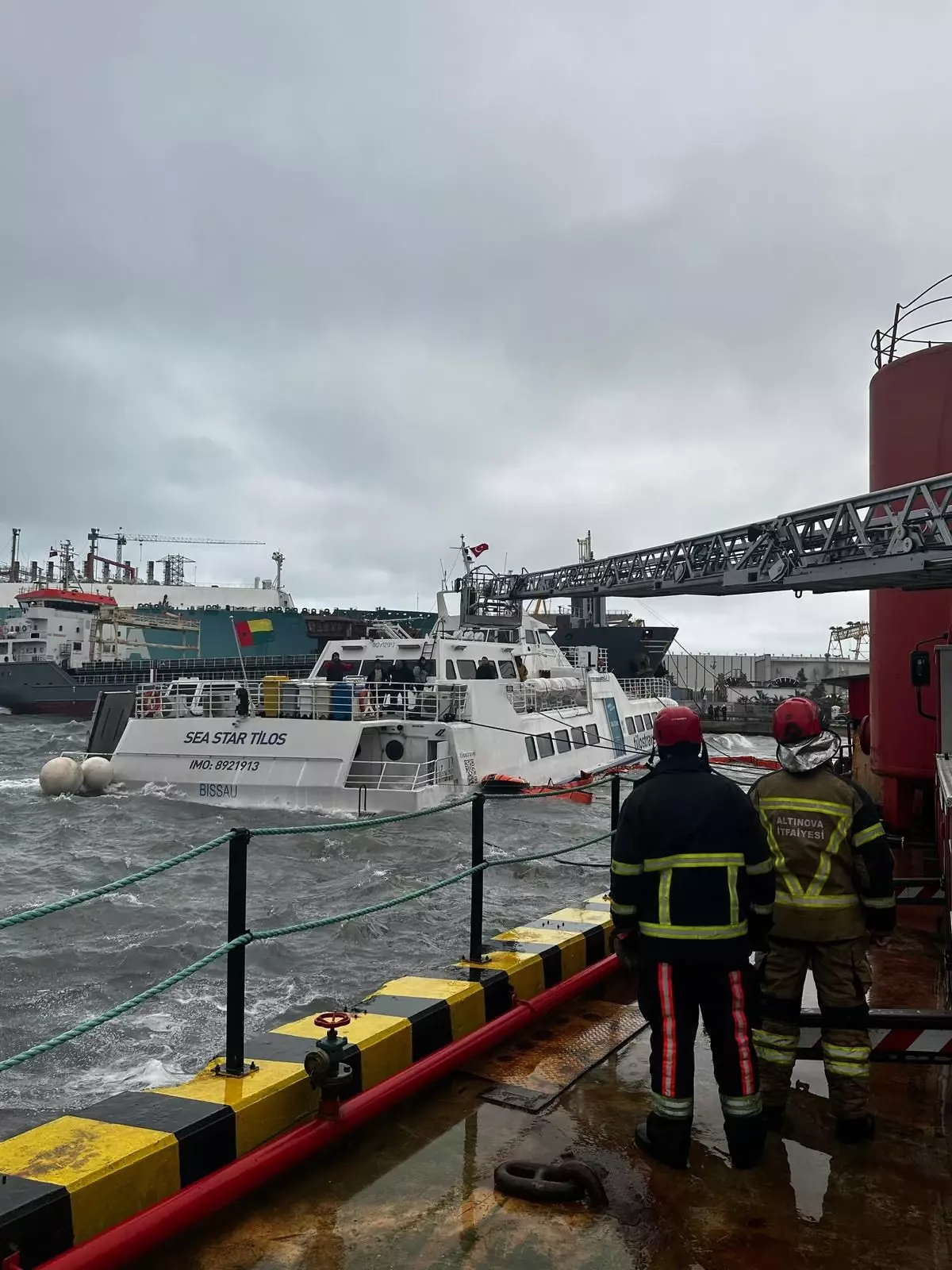 Fırtınada Mahsur Kalan Gemiciler Kurtarıldı