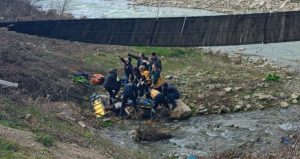 Fotoğraf çekilirken dehşeti yaşadılar: Devrilen köprüden Karasu Çayı’na uçtular
