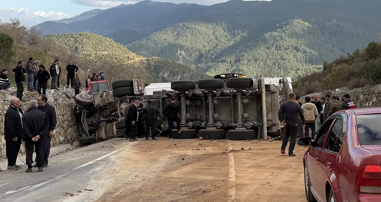 Freni boşalan TIR dehşet saçtı: Ölü ve yaralılar var