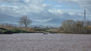 Gediz Nehri taştı, iki mahalleyi bağlayan köprü ulaşıma kapatıldı