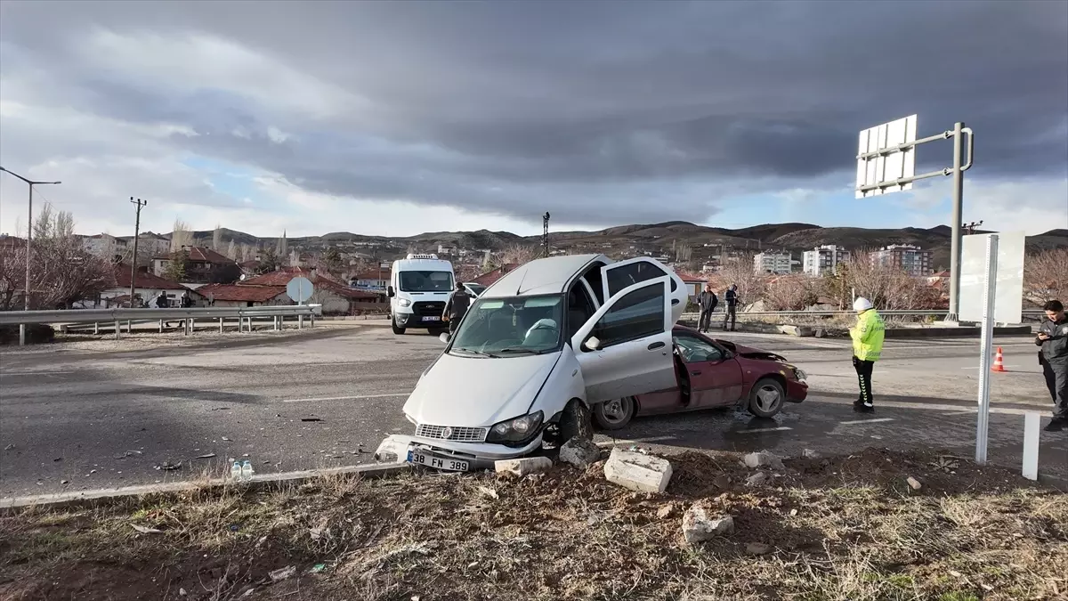 Gemerek’te Trafik Kazası: 3 Yaralı