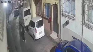 Gençten Duyarlı Davranış: Bayrağı Yerden Kaldırdı