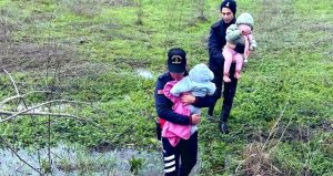 Göl taştı, mahsur kalan ailenin yardımına ekipler yetişti